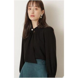 ジルスチュアート(JILLSTUART)の今季！新品⭐ジルスチュアート　エルダパールブラウス(シャツ/ブラウス(長袖/七分))