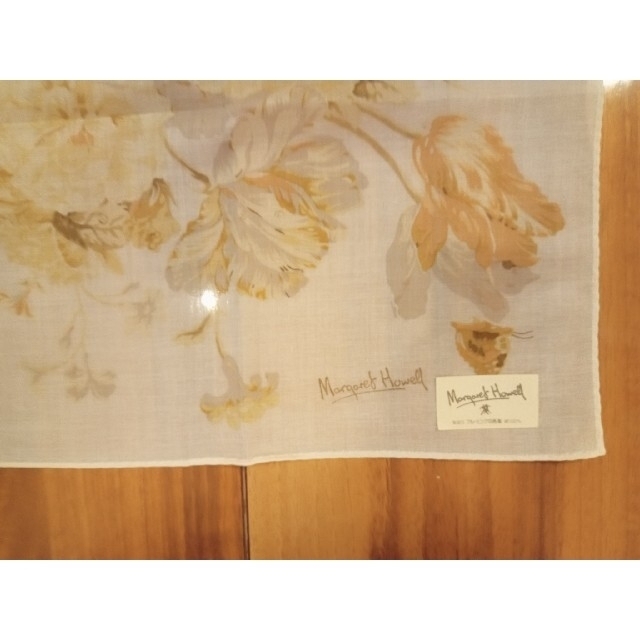 MARGARET HOWELL(マーガレットハウエル)のマーガレットハウエル　花柄ハンカチ レディースのファッション小物(ハンカチ)の商品写真
