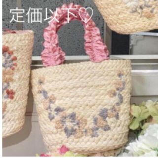 メゾンドフルール(Maison de FLEUR)の1点限り✨定価以下✨大人気完売品🌸フリルハンドルストロベリー刺繍かごバッグ🌸(かごバッグ/ストローバッグ)