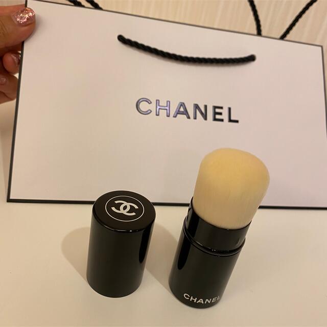 CHANEL(シャネル)のシャネルCHANELブラシ未使用デパート購入 コスメ/美容のメイク道具/ケアグッズ(ブラシ・チップ)の商品写真