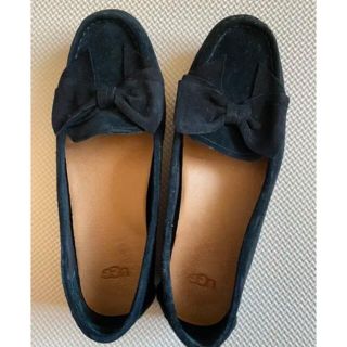 アグ(UGG)のuggフラットシューズ(ローファー/革靴)