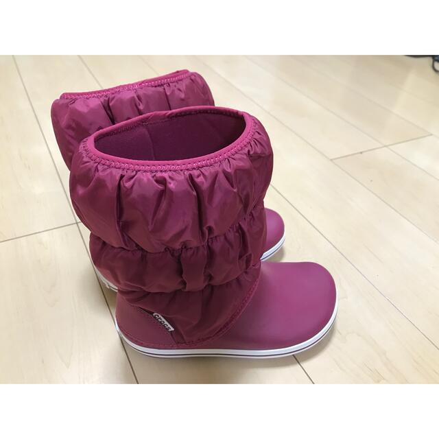 crocs(クロックス)のくり様専用★新品★crocsクロックス★ブーツ★w5 キッズ/ベビー/マタニティのキッズ靴/シューズ(15cm~)(サンダル)の商品写真