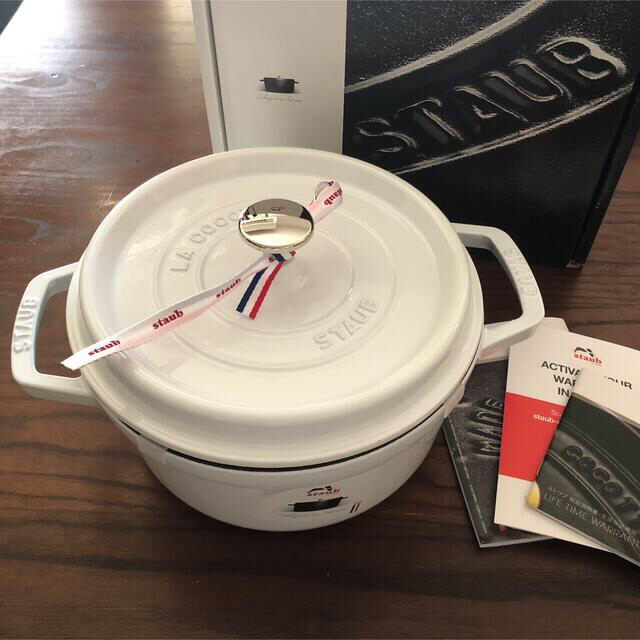 STAUB(ストウブ)のラスト1点　新品未使用　生涯保証付き　ストウブ　22cm インテリア/住まい/日用品のキッチン/食器(鍋/フライパン)の商品写真