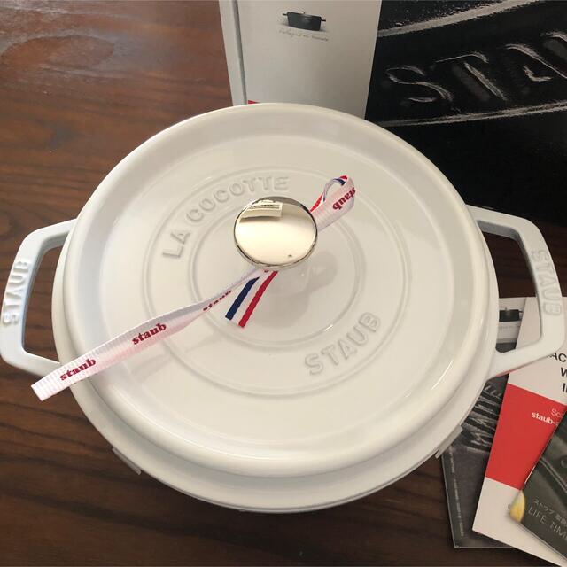 STAUB(ストウブ)のラスト1点　新品未使用　生涯保証付き　ストウブ　22cm インテリア/住まい/日用品のキッチン/食器(鍋/フライパン)の商品写真