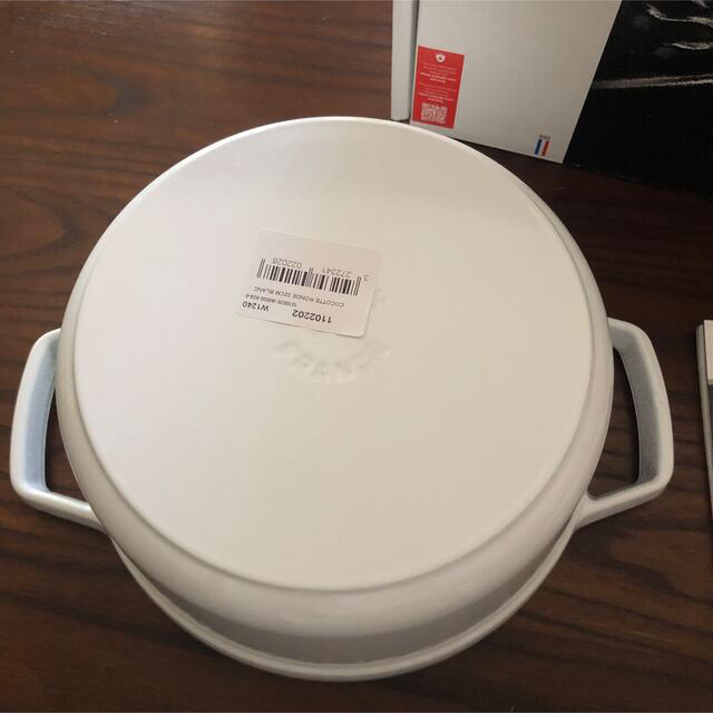 STAUB(ストウブ)のラスト1点　新品未使用　生涯保証付き　ストウブ　22cm インテリア/住まい/日用品のキッチン/食器(鍋/フライパン)の商品写真