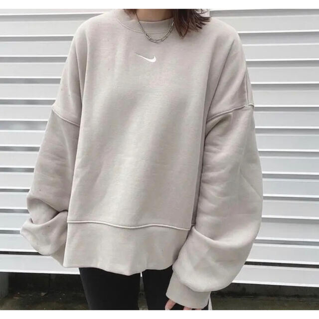 NIKE(ナイキ)のNIKE WS NSW CL フリース L/S クルー　ベージュ　新品 レディースのトップス(トレーナー/スウェット)の商品写真