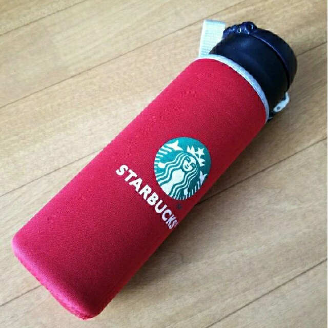 Starbucks Coffee(スターバックスコーヒー)のスターバックス ペットボトルカバー 2コ　黒赤 インテリア/住まい/日用品のキッチン/食器(弁当用品)の商品写真