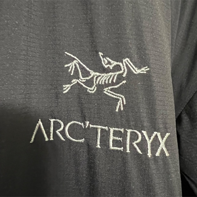 ARC'TERYX(アークテリクス)のアークテリクス　アトム LT フーディ メンズ　ブラック　Lサイズ メンズのジャケット/アウター(ダウンジャケット)の商品写真