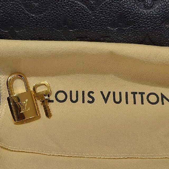 LOUIS VUITTON(ルイヴィトン)のLouis Vuitton ルイヴィトンのパドロック南京錠と鍵1本☆ピカピカ レディースのファッション小物(キーホルダー)の商品写真