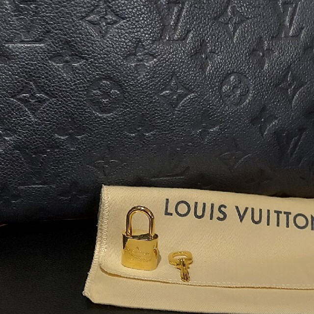 LOUIS VUITTON(ルイヴィトン)のLouis Vuitton ルイヴィトンのパドロック南京錠と鍵1本☆ピカピカ レディースのファッション小物(キーホルダー)の商品写真