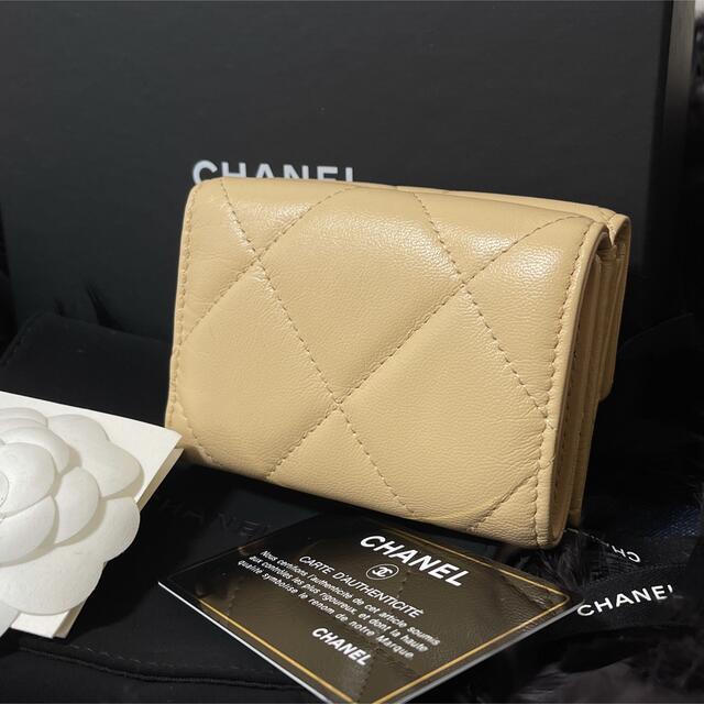 CHANEL(シャネル)の【きい様専用】超美品の可愛いベージュのコンパクト財布♡ レディースのファッション小物(財布)の商品写真
