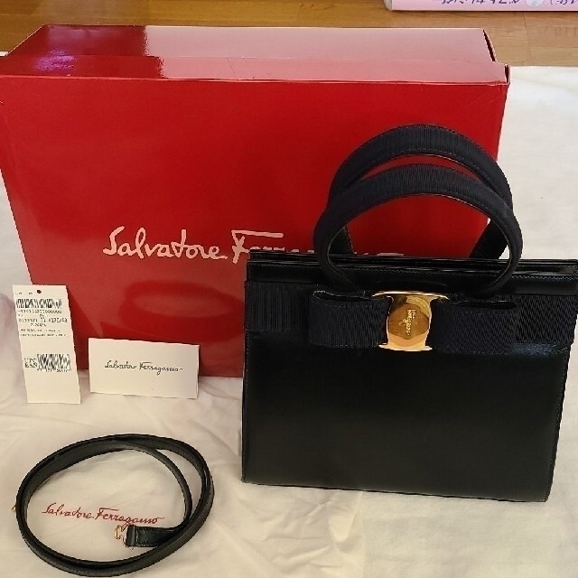 Salvatore Ferragamo(サルヴァトーレフェラガモ)のフェラガモ ヴァラリボン 2wayバッグ レザー ブラック 黒 BA14178 レディースのバッグ(リュック/バックパック)の商品写真