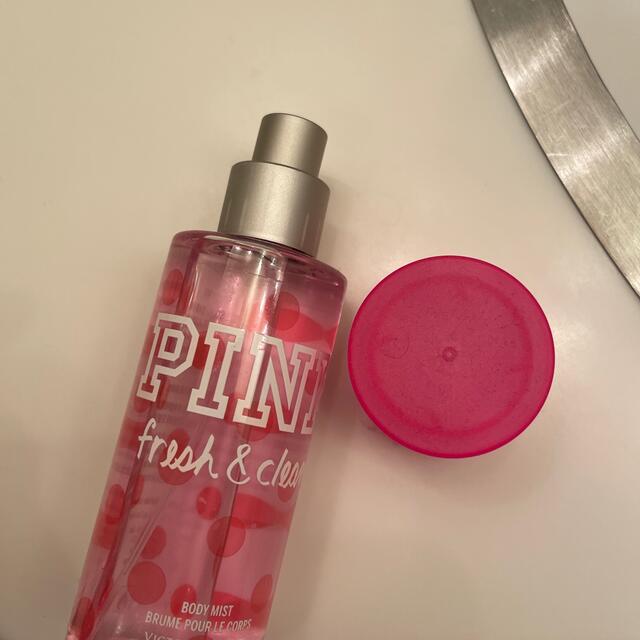 Victoria's Secret(ヴィクトリアズシークレット)のPINK ボディースプレー　75ml コスメ/美容の香水(香水(女性用))の商品写真