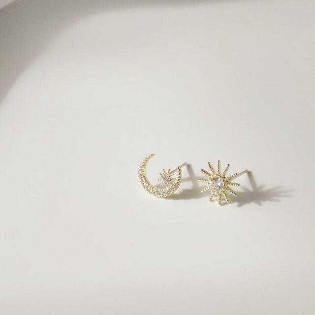 AHKAH(アーカー)のsmall asymmetry moon & star pierce s925 レディースのアクセサリー(ピアス)の商品写真