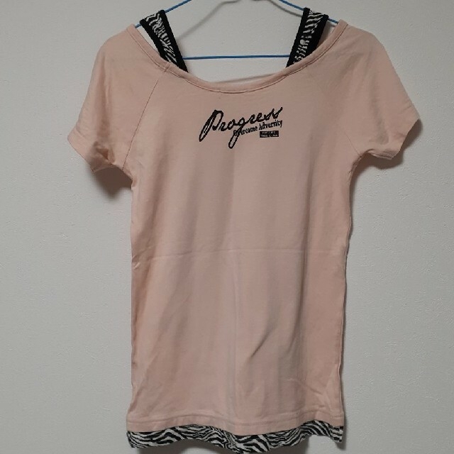 古着　ピンクオレンジ色の生地に　可愛い英字や外国人のプリント　Tシャツ　ゼブラ柄 レディースのトップス(Tシャツ(半袖/袖なし))の商品写真