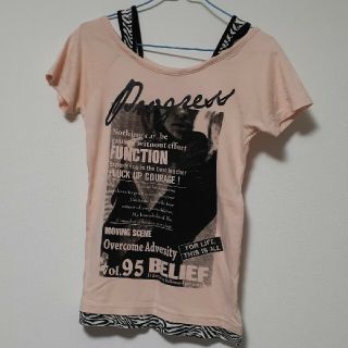 古着　ピンクオレンジ色の生地に　可愛い英字や外国人のプリント　Tシャツ　ゼブラ柄(Tシャツ(半袖/袖なし))