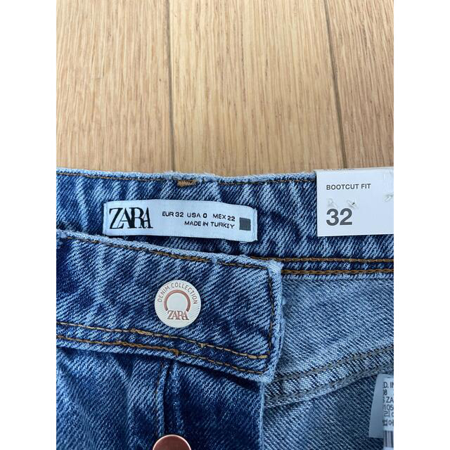 ZARA(ザラ)のZARAブーツカットデニムパンツ レディースのパンツ(デニム/ジーンズ)の商品写真