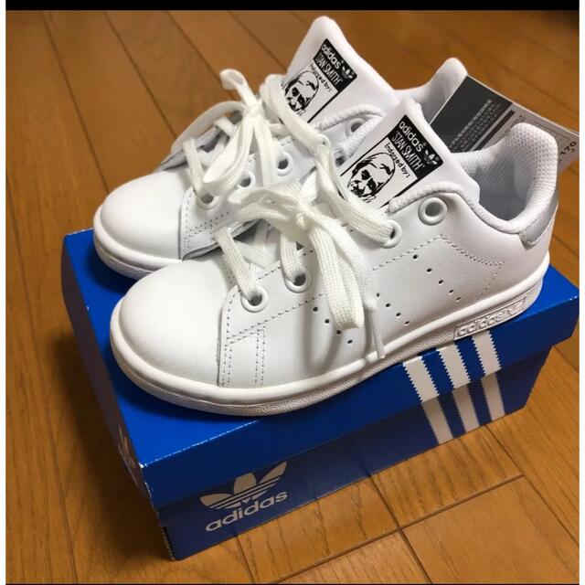 adidas(アディダス)の新品未使用　キッズ　スタンスミス キッズ/ベビー/マタニティのキッズ靴/シューズ(15cm~)(スニーカー)の商品写真