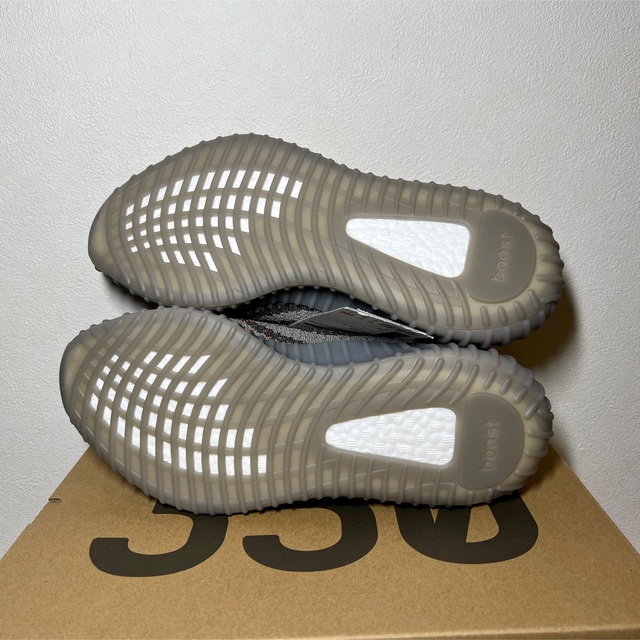 adidas(アディダス)のadidas YEEZY BOOST 350 V2 BELUGA GW1229 メンズの靴/シューズ(スニーカー)の商品写真