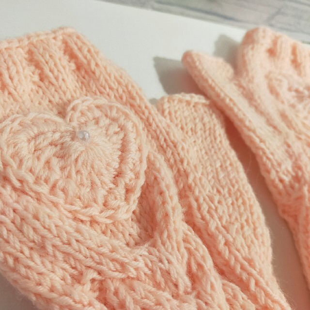 ハンドウォーマー　ベビーピンク　ウール100%　編み物　手編み　アラン模様 ハンドメイドのファッション小物(手袋)の商品写真
