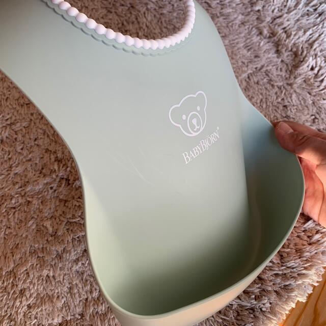 BABYBJORN(ベビービョルン)のベビービョルン ベビースタイ パウダーグリーン キッズ/ベビー/マタニティの授乳/お食事用品(お食事エプロン)の商品写真