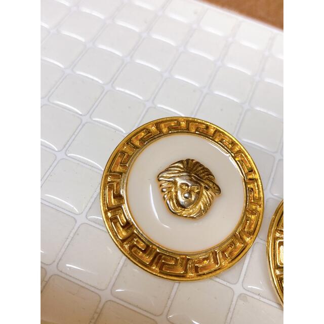 VERSACE(ヴェルサーチ)のビンテージ　Versace ベルサーチ　ブランドボタン　2個　約3.5cm ハンドメイドの素材/材料(各種パーツ)の商品写真