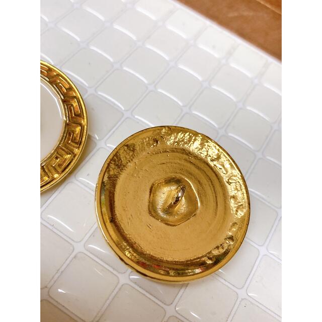 VERSACE(ヴェルサーチ)のビンテージ　Versace ベルサーチ　ブランドボタン　2個　約3.5cm ハンドメイドの素材/材料(各種パーツ)の商品写真