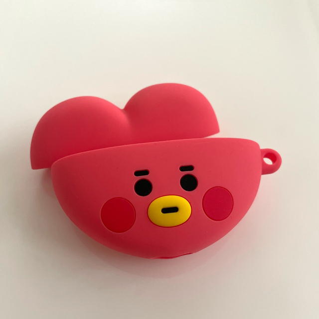 防弾少年団(BTS)(ボウダンショウネンダン)のAirPods pro ケース TATA スマホ/家電/カメラのオーディオ機器(ヘッドフォン/イヤフォン)の商品写真