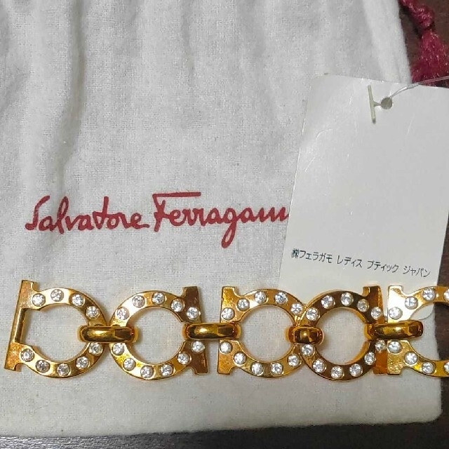 Salvatore Ferragamo(サルヴァトーレフェラガモ)のフェラガモ ブレスレット バングル 新品未使用 イタリア製 レディースのアクセサリー(ブレスレット/バングル)の商品写真