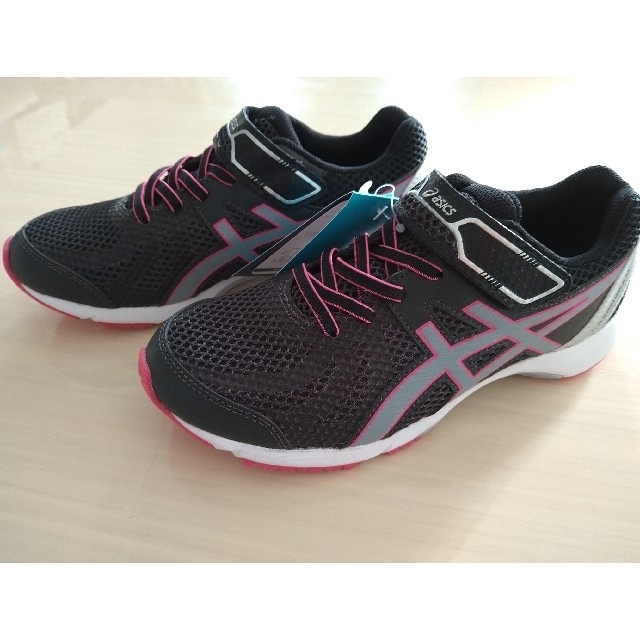 asics(アシックス)の新品・未使用　asics　22.5㌢ﾚｰｻﾞｰﾋﾞｰﾑ キッズ/ベビー/マタニティのキッズ靴/シューズ(15cm~)(スニーカー)の商品写真