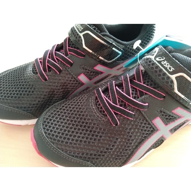 asics(アシックス)の新品・未使用　asics　22.5㌢ﾚｰｻﾞｰﾋﾞｰﾑ キッズ/ベビー/マタニティのキッズ靴/シューズ(15cm~)(スニーカー)の商品写真