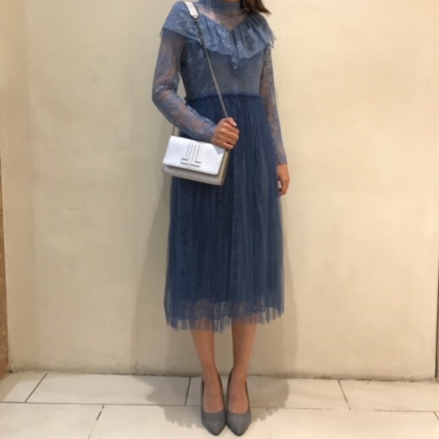 LANVIN en Bleu(ランバンオンブルー)のランバンオンブルー シアーレースチュールワンピース 青 レディースのワンピース(ロングワンピース/マキシワンピース)の商品写真