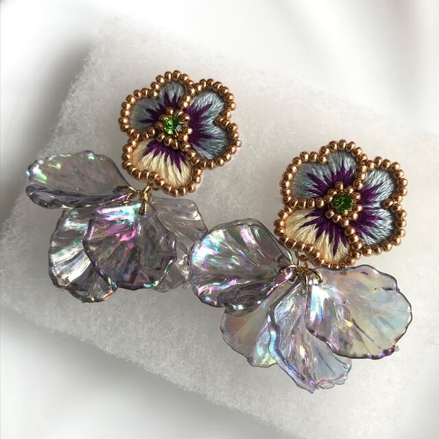 Les Nereides(レネレイド)のpansy×シェル花びら　ピアス　orイヤリング レディースのアクセサリー(ピアス)の商品写真