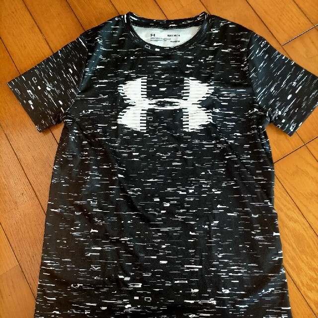 UNDER ARMOUR(アンダーアーマー)のアンダーアーマー150 キッズ/ベビー/マタニティのキッズ服男の子用(90cm~)(Tシャツ/カットソー)の商品写真