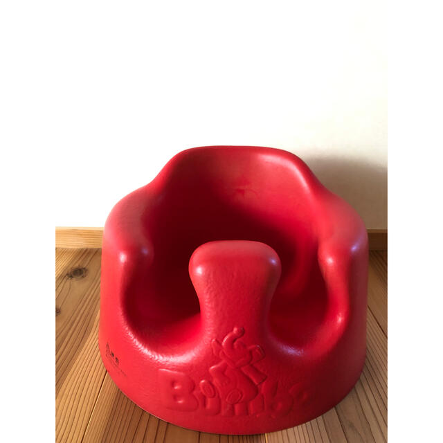 Bumbo(バンボ)のバンボ　Bumbo 赤  キッズ/ベビー/マタニティのキッズ/ベビー/マタニティ その他(その他)の商品写真