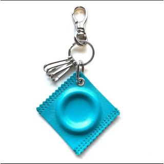 スキンズ(SKINS)のLEATHER CONDOM KEYRING Blue ブルー(キーホルダー)