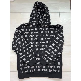 アンディフィーテッド(UNDEFEATED)のUNDEFEATED × FTP ALLOVER LOGO HOOD Mサイズ(パーカー)