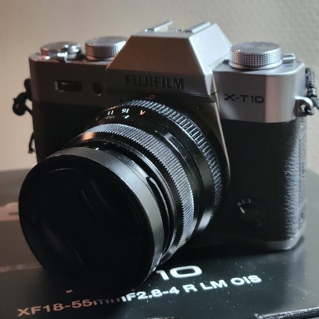 富士フイルム(フジフイルム)のフジフィルム XF35m m1:2R WRレンズ+X-T10 ボディ シルバー スマホ/家電/カメラのカメラ(ミラーレス一眼)の商品写真