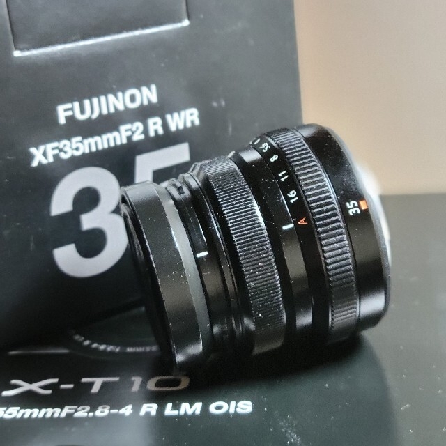 富士フイルム(フジフイルム)のフジフィルム XF35m m1:2R WRレンズ+X-T10 ボディ シルバー スマホ/家電/カメラのカメラ(ミラーレス一眼)の商品写真