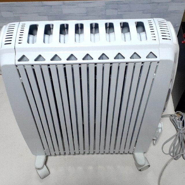 DeLonghiのデロンギDeデロンギ　De'Longhi　オイルヒーター　TDDO915W