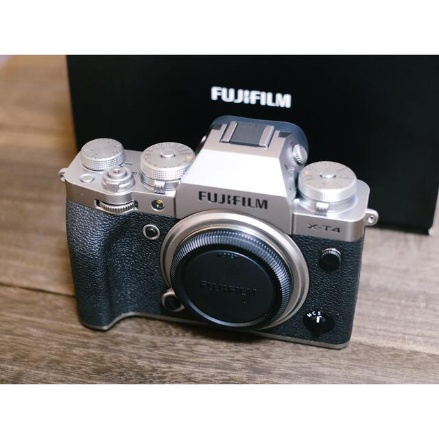 富士フイルム(フジフイルム)のFUJIFILM X-T4 シルバー / メーカー保証残 スマホ/家電/カメラのカメラ(ミラーレス一眼)の商品写真