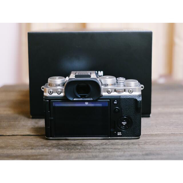 富士フイルム(フジフイルム)のFUJIFILM X-T4 シルバー / メーカー保証残 スマホ/家電/カメラのカメラ(ミラーレス一眼)の商品写真