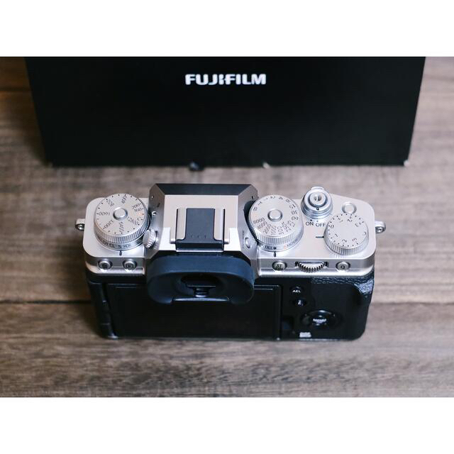 富士フイルム(フジフイルム)のFUJIFILM X-T4 シルバー / メーカー保証残 スマホ/家電/カメラのカメラ(ミラーレス一眼)の商品写真