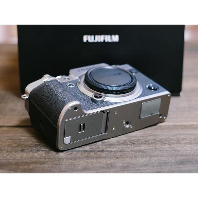 富士フイルム(フジフイルム)のFUJIFILM X-T4 シルバー / メーカー保証残 スマホ/家電/カメラのカメラ(ミラーレス一眼)の商品写真