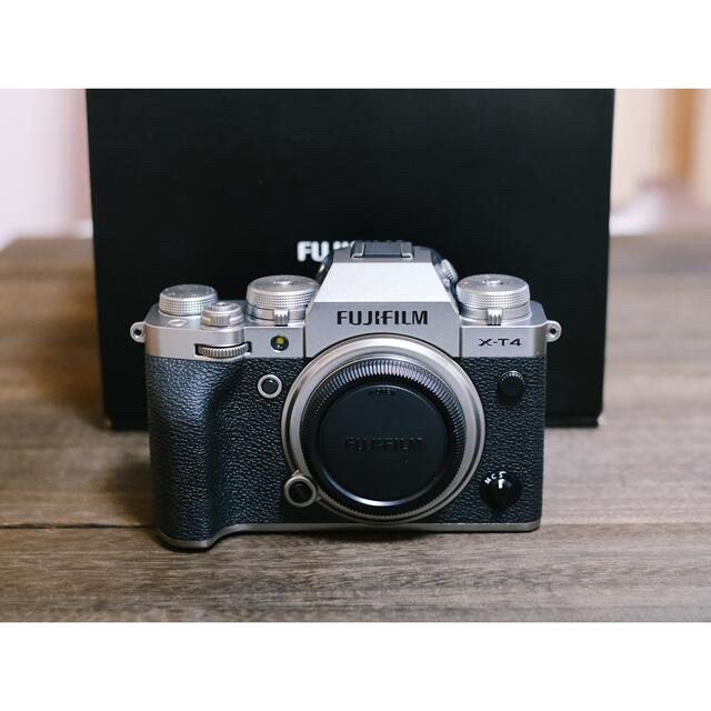 富士フイルム(フジフイルム)のFUJIFILM X-T4 シルバー / メーカー保証残 スマホ/家電/カメラのカメラ(ミラーレス一眼)の商品写真