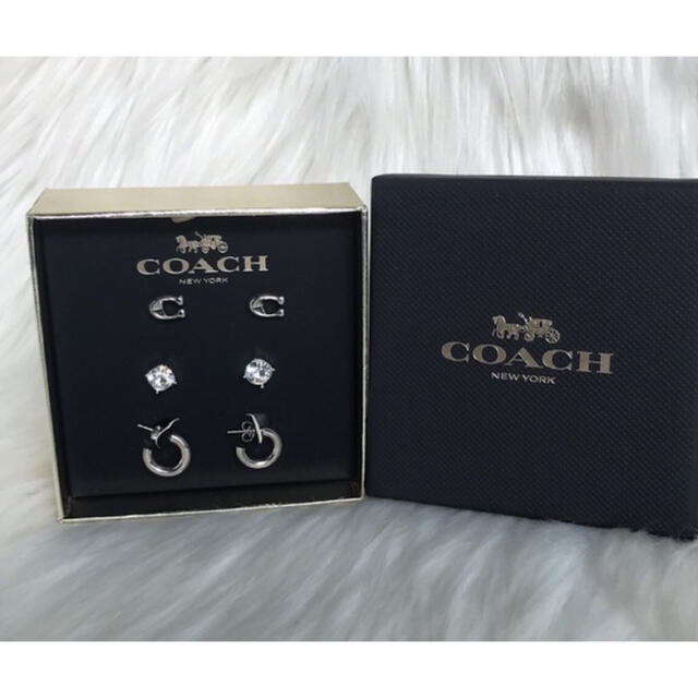 COACH(コーチ)の新品　COACH 箱入り シグネチャー シルバートーン　ピアス　3ペア  セット レディースのアクセサリー(ピアス)の商品写真