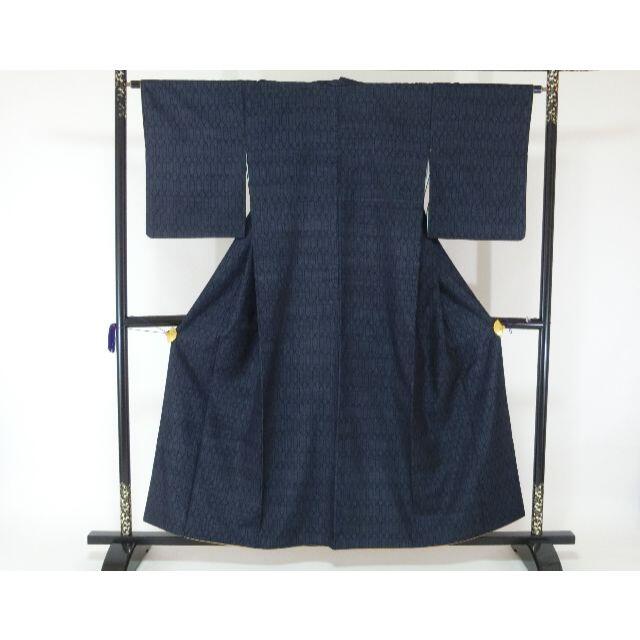 日本製 Ｓお仕立て上がり正絹結城紬　紺地に幾何学模様 着物