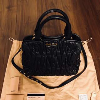 ミュウミュウ(miumiu)の美品！miumiu マテラッセ 2way バッグ ブラック(ハンドバッグ)