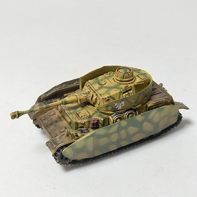 海洋堂(カイヨウドウ)のⅣ号戦車H型 1/144 2色迷彩 ワールドタンクミュージアム対決編 エンタメ/ホビーのおもちゃ/ぬいぐるみ(模型/プラモデル)の商品写真