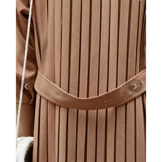 Ameri VINTAGE(アメリヴィンテージ)のお取置き中❗️★AmeriVINTAGE★バックプリーツトレンチ新品キャメル レディースのジャケット/アウター(トレンチコート)の商品写真